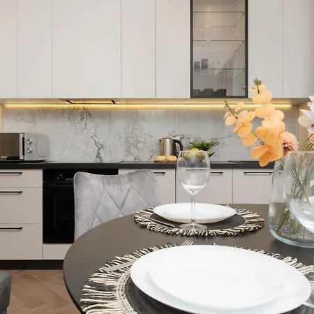 Stunning Family Ursynow With Parking & Balcony By Renters Varšava
