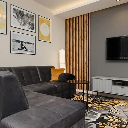 Stunning Family Ursynow With Parking & Balcony By Renters 바르샤바