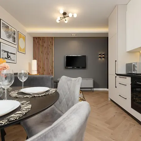 Stunning Family Ursynow With Parking & Balcony By Renters Lägenhet Warszawa